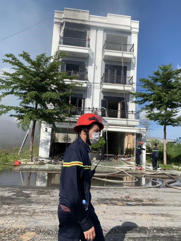 Đám cháy bùng phát dữ dội, ảnh hưởng đến nhiều hộ dân xung quanh. Ảnh Cổng TTĐT huyện An Dương