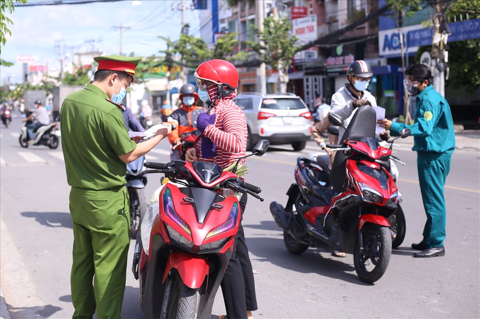Ghi nhận tại chốt trên đường Phạm Hùng (giáp ranh Quận 8 và huyện Bình Chánh), lực lượng chức năng vẫn đội nắng để kiếm soát từng phương tiện di chuyển qua lại.