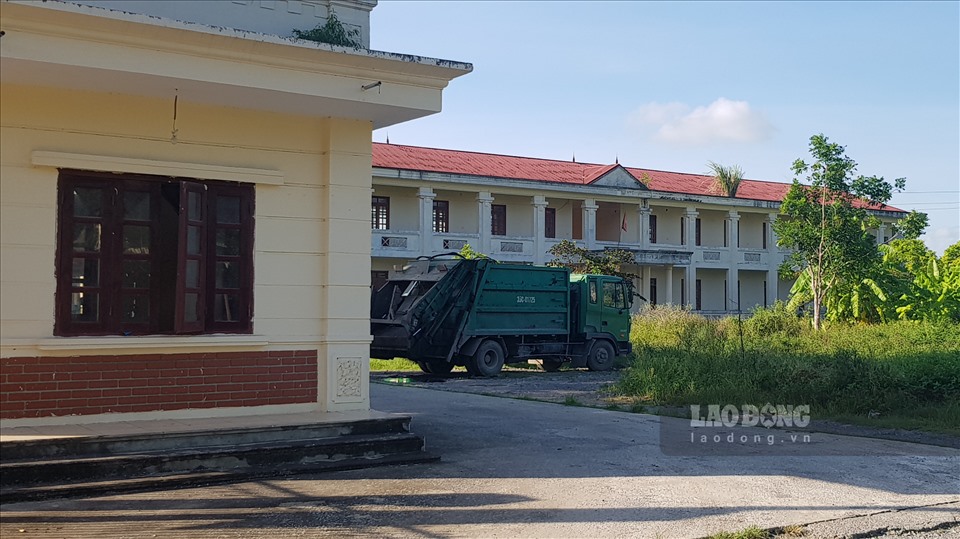 Trung tâm dạy nghề huyện Hoa Lư trở thành nơi tập kết xe rác. Ảnh: NT
