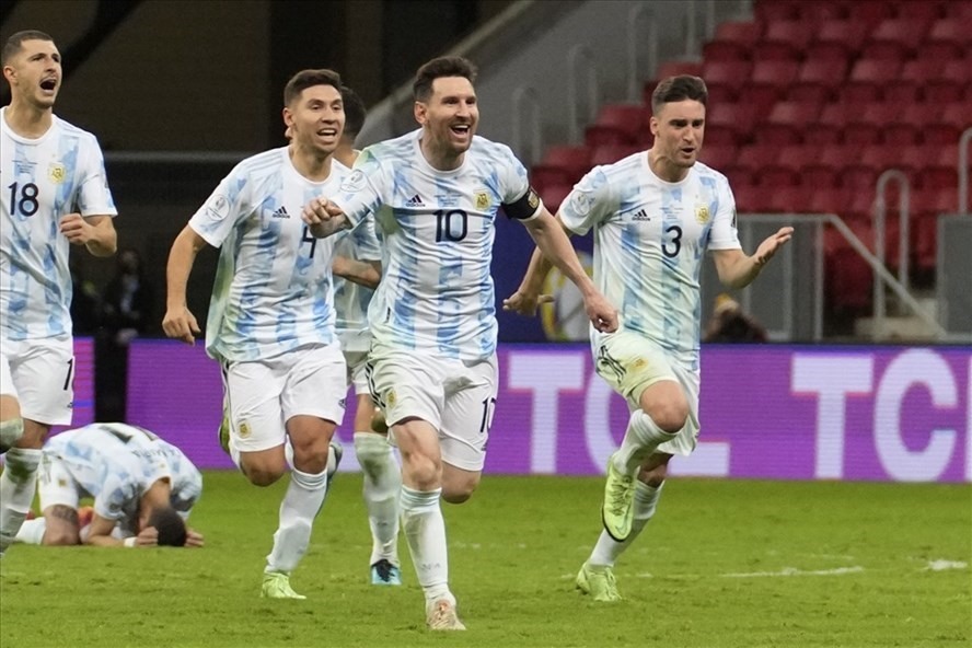 Messi cùng tuyển Argentina thắng Colombia sau loạt đá luân lưu ở bán kết. Ảnh: Copa America.