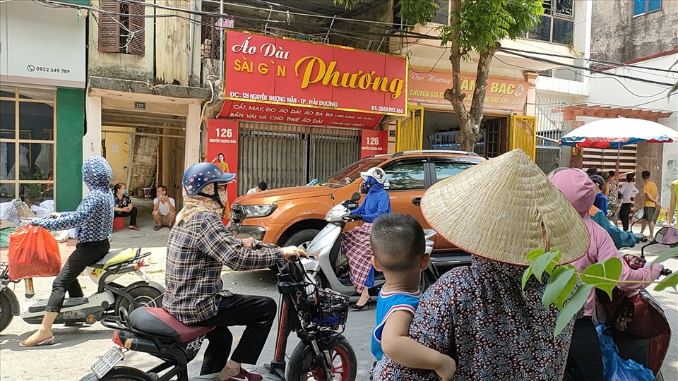 Người dân khu phố Nguyễn Thượng Mẫn xôn xao sau vụ chủ tiệm thuốc liên quan vụ án giết người trên địa bàn. Ảnh Mai Dung