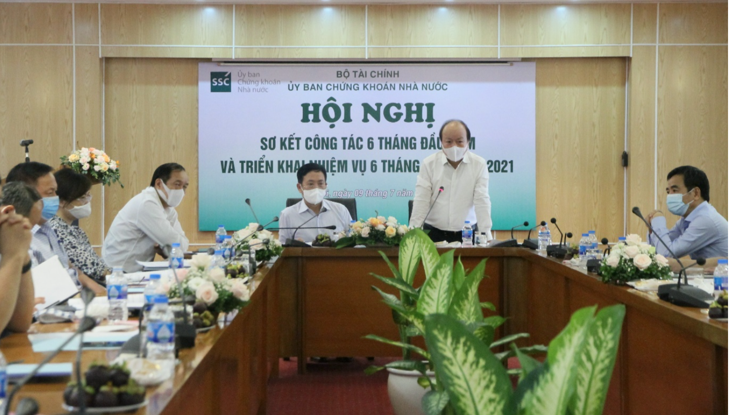 Ông Huỳnh Quang Hải - Thứ trưởng Bộ Tài chính phát biểu tại Hội nghị. Ảnh UBCK