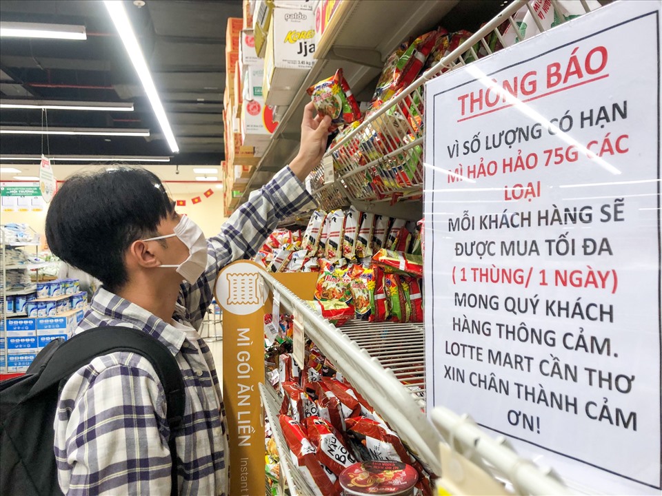 Theo ghi nhận của phóng viên, tại một số hệ thống siêu thị ở Cần Thơ để bảng bán với số lượng có hạn 1 thùng mì gói/người/ngày.