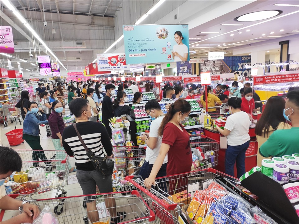 Ghi nhận của PV vào lúc 21h tối ngày 10.7 tại các trung tâm thương mại thuộc địa bàn TP Cần Thơ như: Coopmart, Lotte, và Go.... Đông người dân mua rất nhiều thực phẩm.