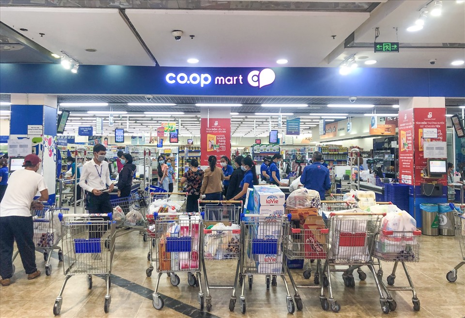 Tương tự, tại siêu thị Coopmart và 20h ngày 09.07, số lượng hàng hóa được xuất đi rất nhiều.