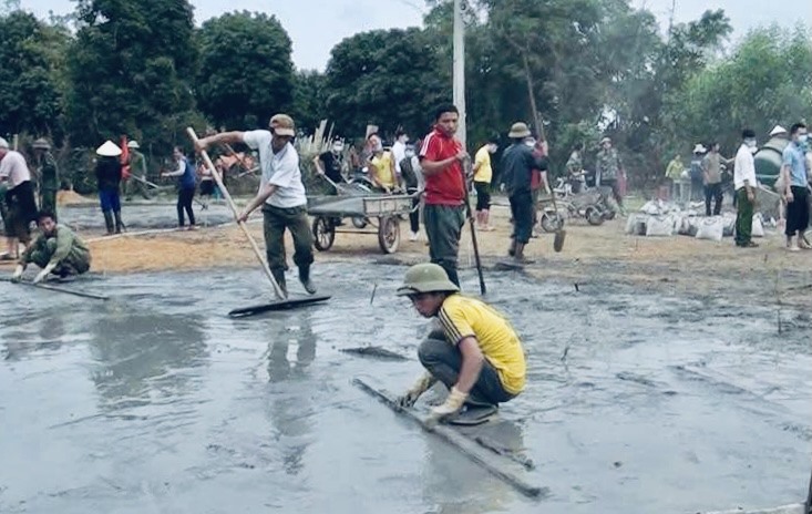 Nhân dân xóm 9 xã Hùng Sơn đổ bê tông sân nhà văn hoá xóm. Ảnh: Hoàng Nam
