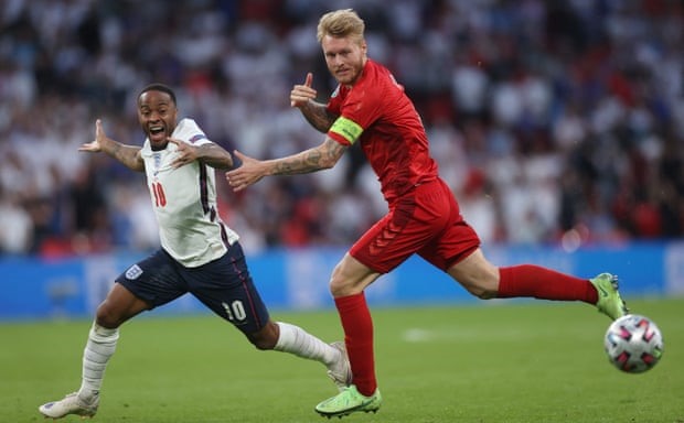Sterling đã có tình huống ngã rất đẹp để giúp tuyển Anh có phạt đền, qua đó Harry Kane ghi bàn để giúp đội nhà thắng Đan Mạch 2-1. Ảnh: AFP.