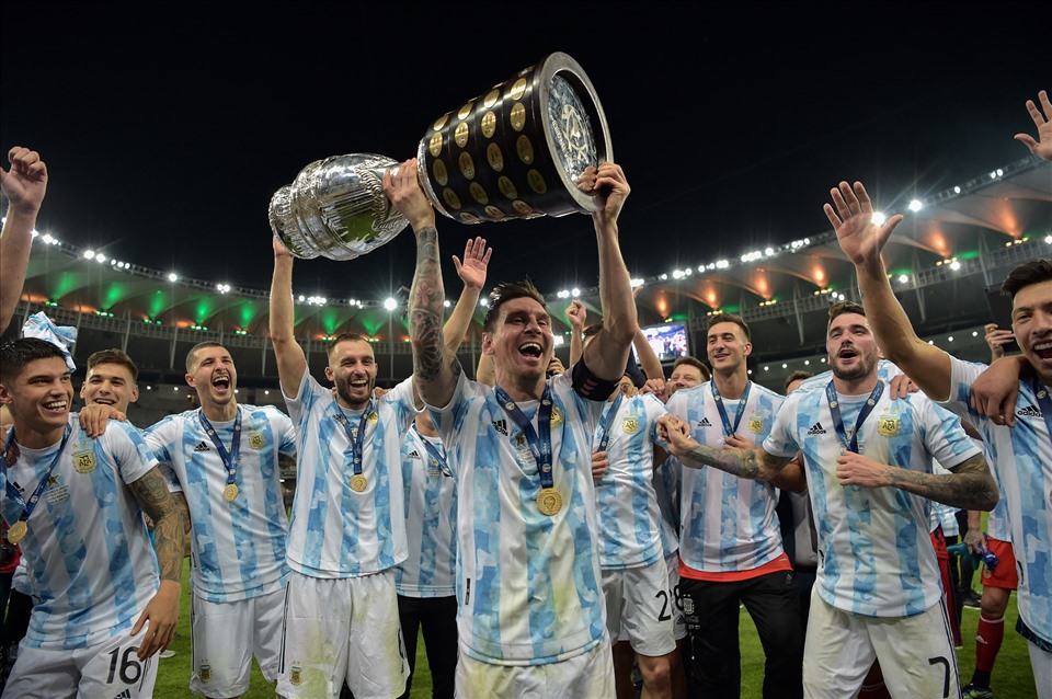 Messi cùng đồng đội hân hoan nâng cúp vô địch Copa America 2021. Với danh hiệu tập thể này, Messi rất sáng cửa để giành danh hiệu Quả bóng vàng năm 2021.