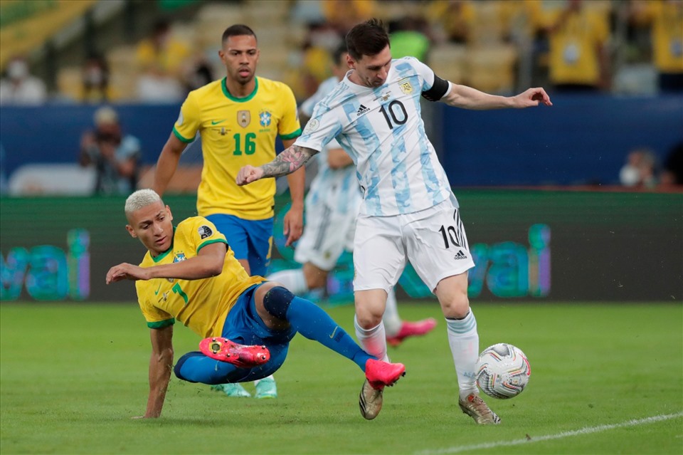 Trong hiệp 2, Brazil tạo ra nhiều cơ hội của Gabi, Richarlison và Vinicius nhưng không tận dụng thành công. Messi cũng có tình huống đối mặt thủ môn Ederson ở phút 88 nhưng lại xử lý hỏng. Tuy vậy, tuyển Argentina vẫn bảo vệ thành công chiến thắng 1-0 để vô địch Copa America 2021. Đây là danh hiệu Nam Mỹ đầu tiên của xứ Tango kể từ năm 1993 và là lần đăng quang thứ 15 của họ ở đấu trường này.