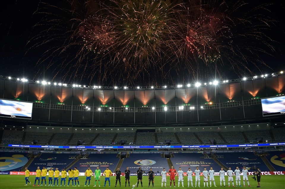 Trận chung kết Copa America 2021 là cặp đấu kinh điển của bóng đá Nam Mỹ giữa Brazil - Argentina. Trong lịch sử, đây mới là lần thứ 4, hai đội gặp nhau ở chung kết. Brazil có lợi thế thi đấu trên sân nhà Maracana, tuy nhiên do ảnh hưởng của dịch COVID-19, sân chỉ đón số lượng khán giả ít ỏi vào sân.
