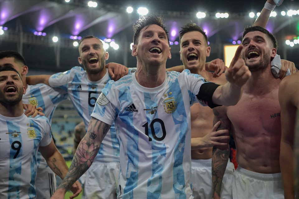 Messi cười rất tươi, ăn mừng với các đồng đội. Trong quá khứ, anh từng chia tay tuyển Argentina sau những thất bại ở các trận chung kết từ năm 2014-2016, nhưng sau đó đã trở lại phục vụ đội tuyển.