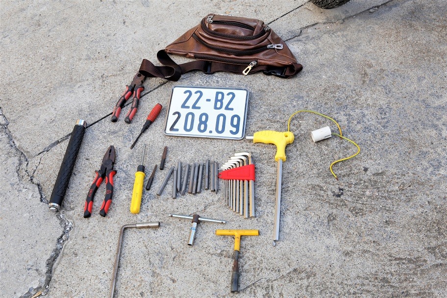 Nhiều dụng cụ phá khóa được Tuấn Anh mang theo để thực hiện hành vi trộm cắp xe máy. Ảnh Công an tỉnh Hải Dương