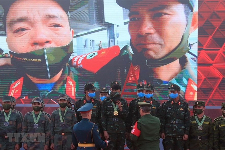 Khoảnh khắc xúc động khi đội tuyển xe tăng Việt Nam chiến thắng tại trận chung kết bảng 2 nội dung Xe tăng hành tiến trong khuôn khổ Army Games 2020. Ảnh: TTXVN
