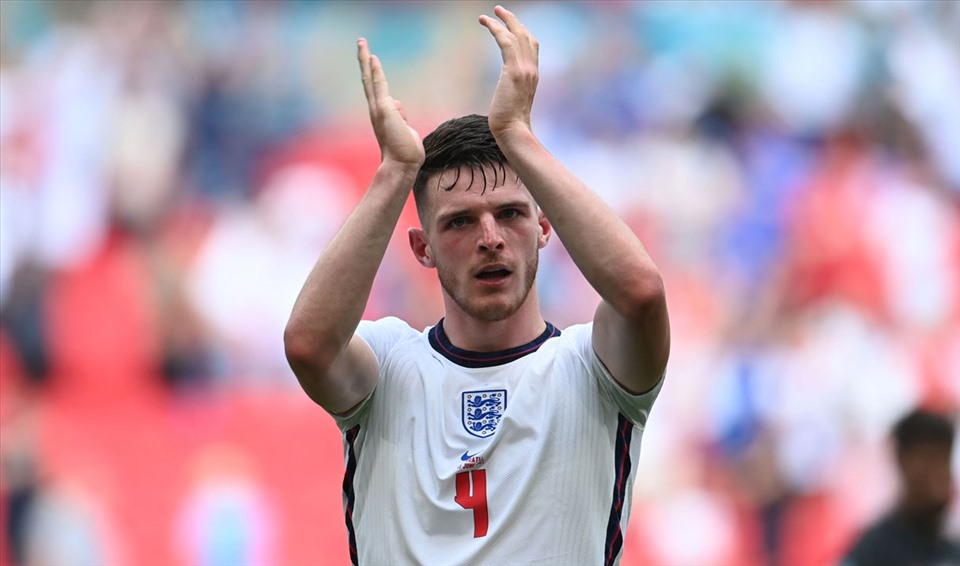 Tiền vệ đánh chặn (Declan Rice, Anh): Tiền vệ của tuyển Anh thực hiện trung bình 52,5 đường chuyền/trận và thực hiện trung bình 4,71 pha tắc bóng và đánh chặn trong mỗi trận đấu, tỉ lệ cao hơn Jorginho (4,46).