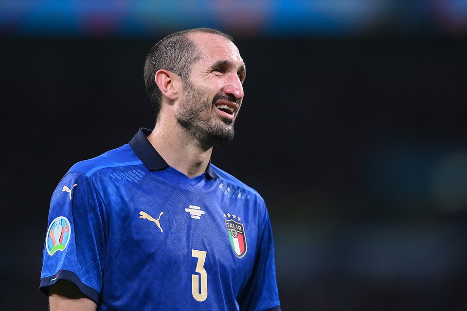 Trung vệ: (Chiellini, Italia): Đội trưởng của tuyển Italia kém Harry Maguire về tỉ lệ đánh đầu thành công ở mức 2,5 lần/trận so với 3,72 lần/trận của cầu thủ người Anh. Tuy nhiên, Chiellini lại vượt trội về số lần phá bóng thành công trong trận, với trung bình 6,94 lần/trân, so với 4,42 lần/trận của đối thủ.