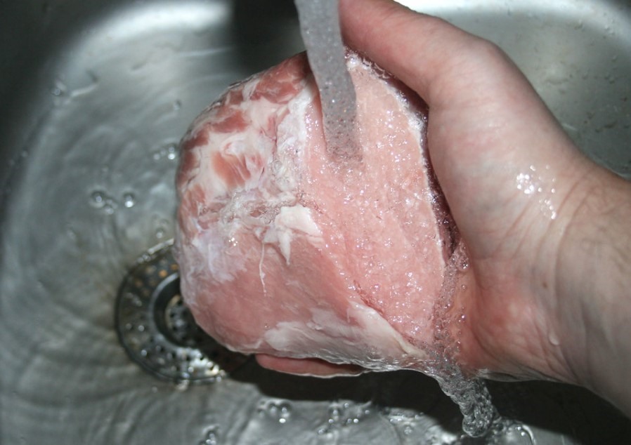 Sơ chế và rửa sạch thịt trước khi cấp đông là những bước đặc biệt quan trọng. Ảnh: Xinhua