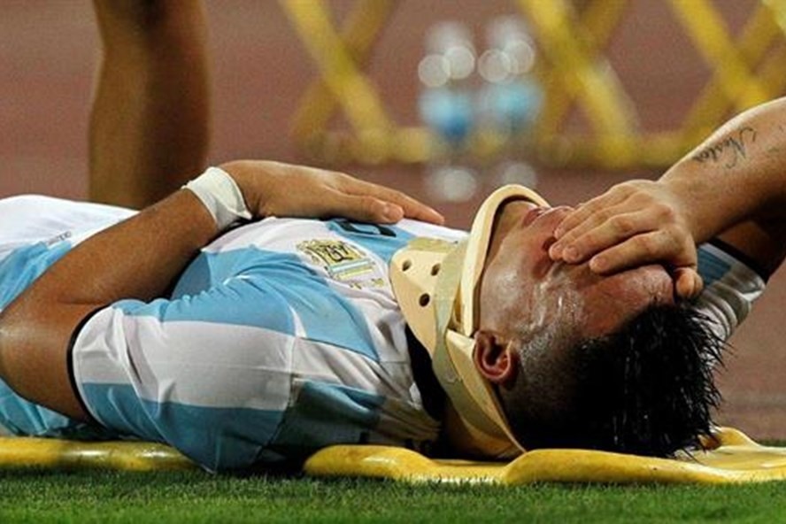 Tiền đạo Lautaro Martínez của Argentina từng chấn thương nặng khi sang Việt Nam thi dấu giao hữu. Ảnh: lanacion.com.ar