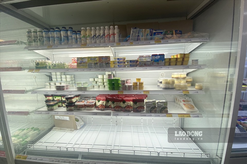 Hình ảnh ghi nhận tại siêu thị tiện lợi Family Mart trên đường Tạ Quang Bửu (Quận 8), các mặt hàng như cơm nắm, sushi, mì trộn... đã hết hàng.