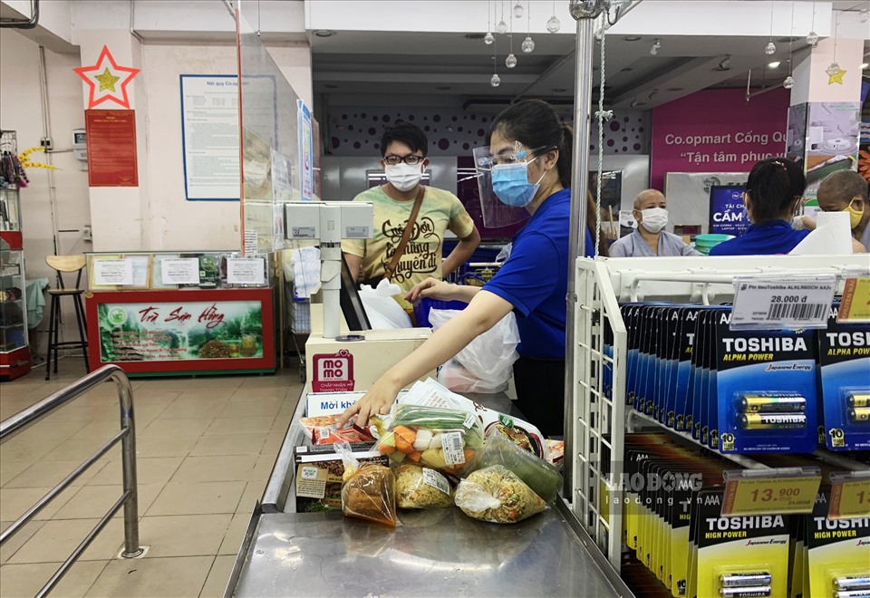 Anh Dương Thanh Tùng sống tại đường Lê Hồng Phong (Quận 10) cho biết: “Vì không tiện nấu ăn nên tôi đến siêu thị để mua đồ ăn nấu sẵn. Tại đây có đầy đủ các món nhưng không có tình trạng chen chúc nhau mua ngược lại còn khá ế ẩm nên tôi thoải mái lựa chọn món“.