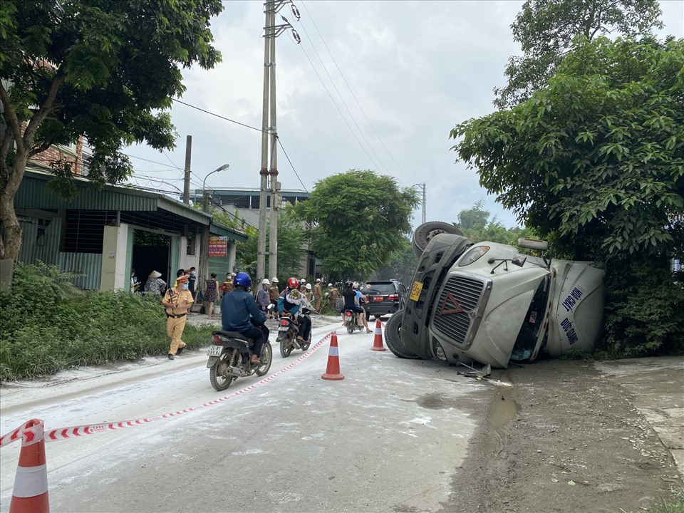 Hiện trường vụ lật xe bồn chở axit tại Lào Cai.