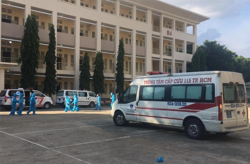 Xe cấp cứu của Trung tâm Cấp cứu 115 luôn thường trực tại Bệnh viện dã chiến thu dung điều trị COVID-19 số 1. Ảnh: Sở Y tế TPHCM.