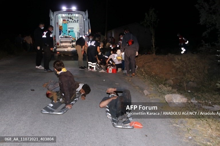 Những người còn sống sót được cứu chữa ngay bên vệ đường. Ảnh: AFP