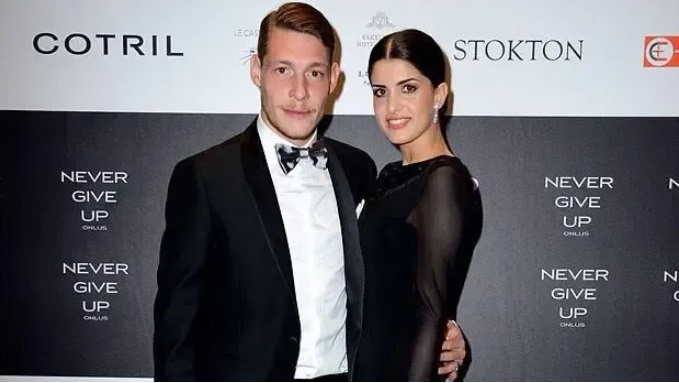 Giorgia Duro (vợ Andrea Belotti): Duro đang là một phát thanh viên nổi tiếng tại Italia. Cô quen với Belotti tại Palermo vào năm 2014 và kết hôn 3 năm sau đó. Đến nay tổ ấm của họ đã “đủ nếp, đủ tẻ” với 1 cậu con con trai và 1 cô con gái.