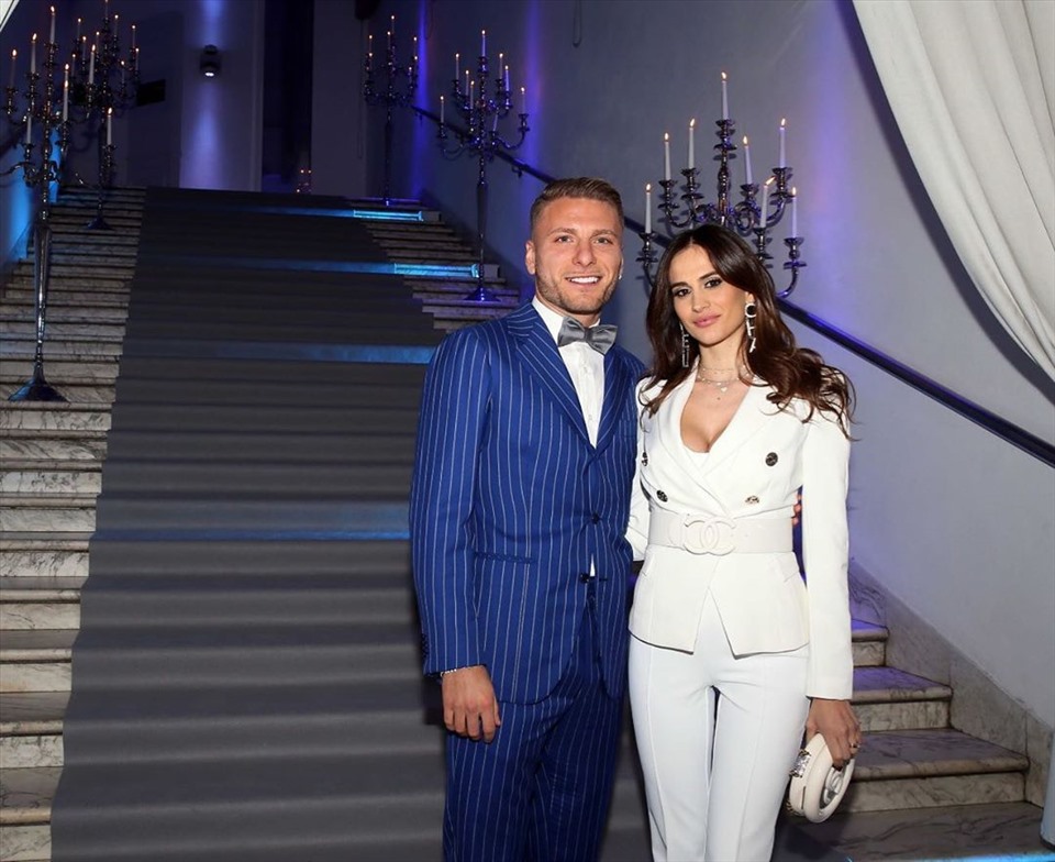 Jessica Melena (vợ Ciro Immobile): Jessica là cựu sinh viên ngành tội phạm học. Cô bắt đầu hẹn hò với Immobile từ năm 2014 và chung sống hạnh phúc từ đó đến nay. Tổ ấm của họ đã có thêm 3 đứa con. Hiện tại, Jessica là người có ảnh hưởng lớn trên mạng xã hội với trên 970.000 theo dõi trên Instagram.