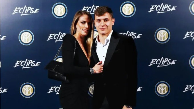 Federica Schievenin (vợ Nicolo Barella): Vợ của Barella năm nay 31 tuổi, là nhà khoa học thể thao có tiếng tại xứ mì ống. Cả hai quen nhau từ tấm bé, đến nay đã có 3 con chung.