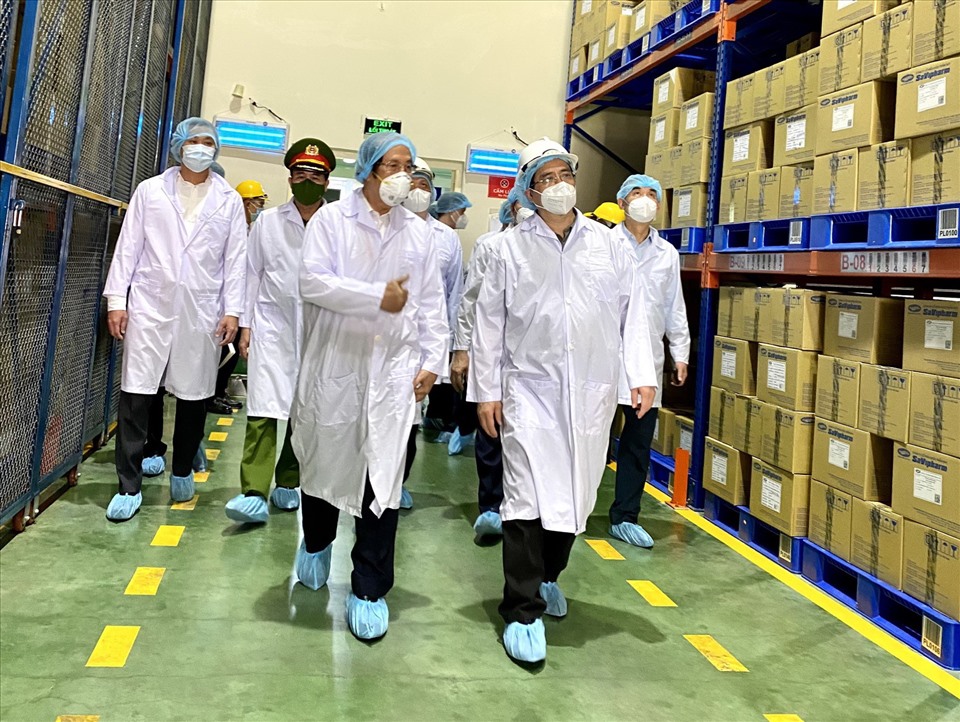 Thủ tướng Phạm Minh Chính đến thăm và làm việc với Công ty CP Dược phẩm SaVipharm tại khu chế xuất Tân Thuận. Ảnh: Cao Thanh Hùng