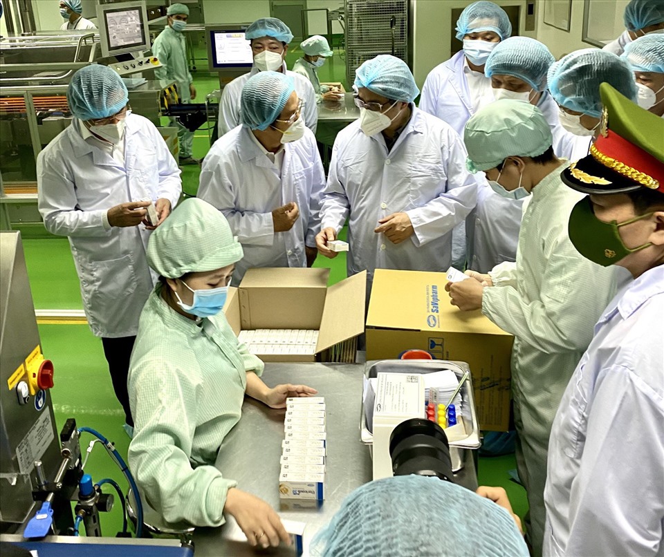 Thủ tướng Phạm Minh Chính đến thăm và làm việc với Công ty CP Dược phẩm SaVipharm tại khu chế xuất Tân Thuận.   Ảnh: Cao Thanh Hùng