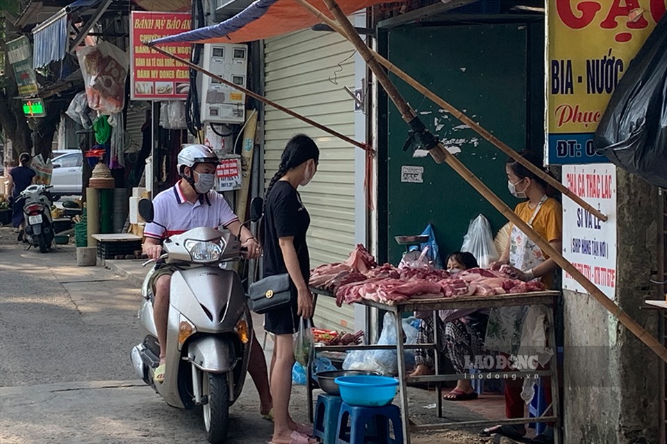 Theo ghi nhận của Lao Động trong ngày 11.7, việc phòng, chống COVID-19 tại các khu chợ dân sinh vẫn tiếp tục được lực lượng chức năng và người dân tuân thủ chặt chẽ. Những người mua và người bán đều tuân thủ đeo khẩu trang và giữ khoảng cách an toàn.