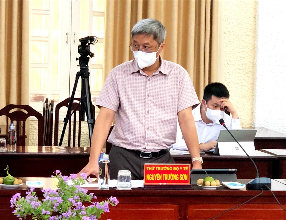 Sau khi nghe báo cáo tình hình, Thứ trưởng Bộ Y tế Nguyễn Trường Sơn cho biết sẽ khẩn cấp chi viện thầy thuốc cho Đồng Tháp ứng phó với dịch COVID-19 đang diễn biến phức tạp. Ảnh: LT