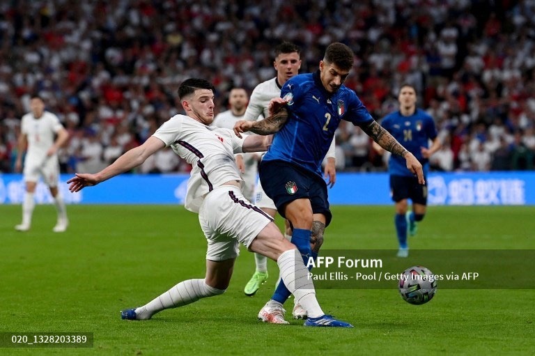 Italia bế tắc trước hàng phòng ngự tuyển Anh. Ảnh: AFP