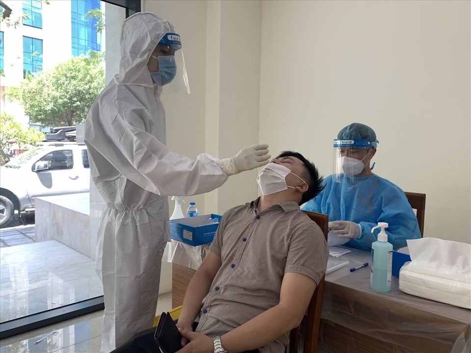 Việc xét nghiệm được thực hiện bằng cách nhân viên y tế lấy dịch từ mũi.