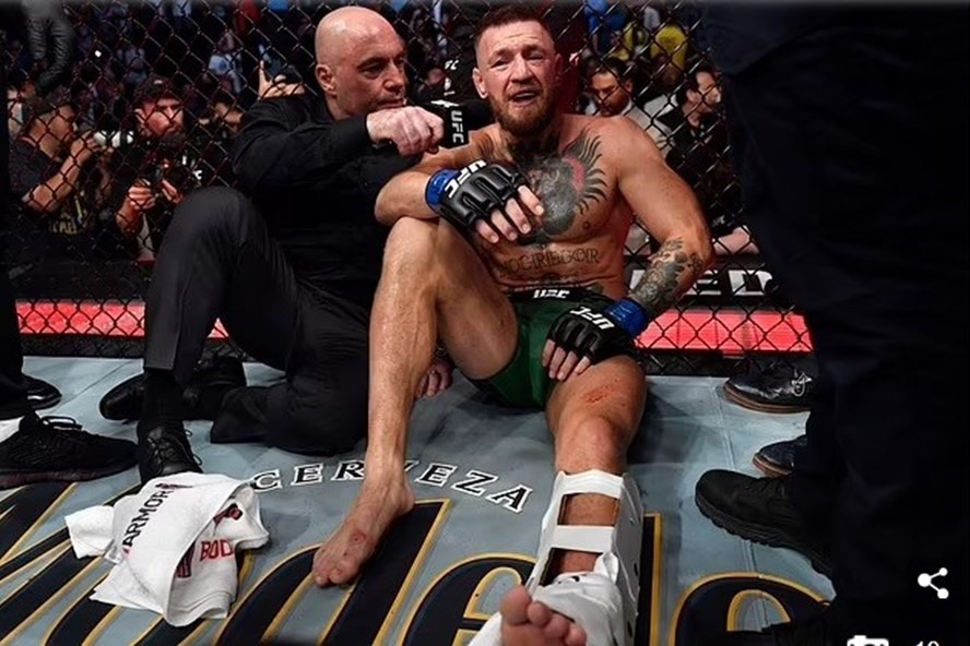 Chấn thương kinh hoàng của McGregor ở trận so tài với Dustin Poirier. Ảnh: Daily Mail.