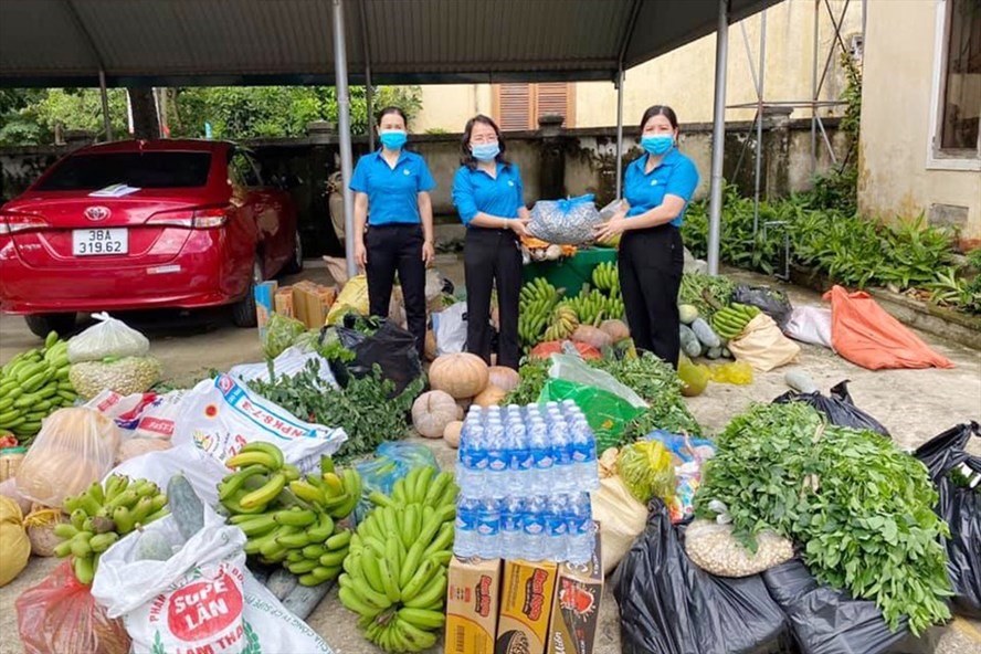 Các công đoàn cơ sở ở huyện Hương Khê (tỉnh Hà Tĩnh) quyên góp, nhu yếu phẩm để phục vụ cho khu cách ly chống dịch. Ảnh: CĐ