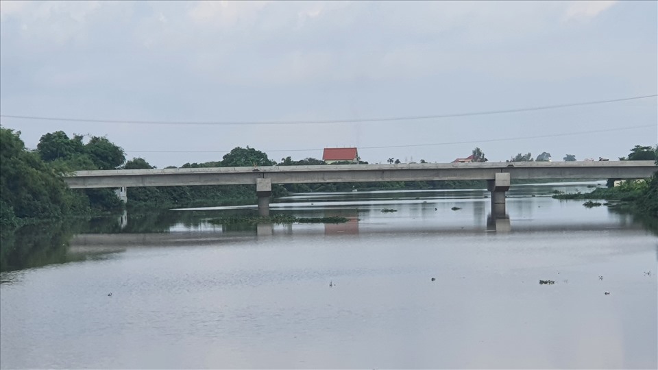 Cầu Tám Tấn mới bắc qua sông Lân nối xã Tây Tiến với xã Nam Chính (huyện Tiền Hải) - 1 trong 3 nút giao thông quan trọng trên tuyến 221A đã thi công xong. Ảnh: T.D