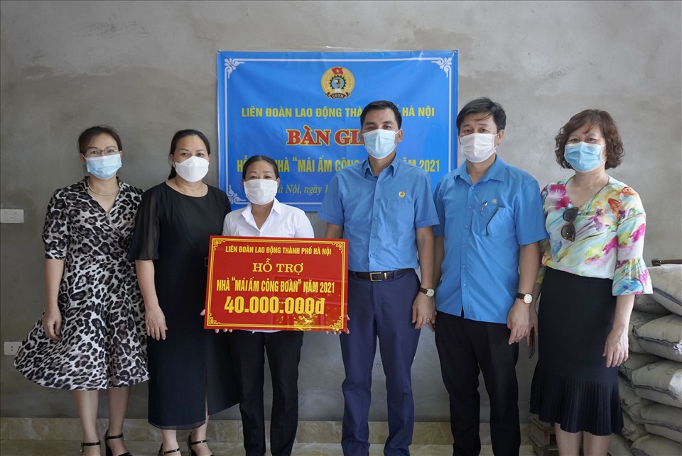 Trao hỗ trợ Mái ấm Công đoàn cho cô giáo Nguyễn Thị Năm. Ảnh: Ngọc Ánh