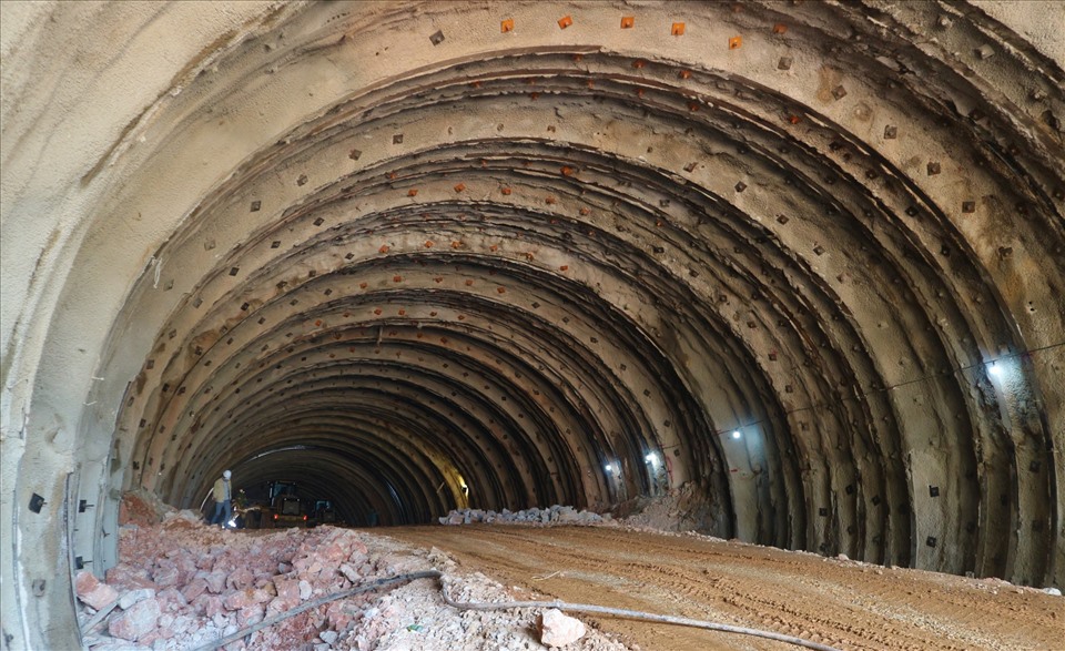 Trước đó, vào ngày 26.6, tuyến đường hầm bên trái của dự án cũng đã được đào thông. Ảnh: NT