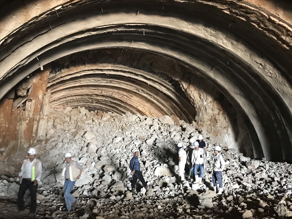 Tuyến đường hầm bên phải qua dãy núi Tam Điệp (Ninh Bình) được đào thông vào sáng ngày 12.7. Ảnh: NT
