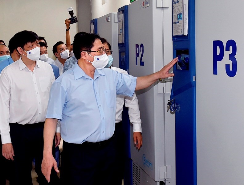 Thủ tướng Phạm Minh Chính thăm khu vực kho lạnh của Viện Vệ sinh dịch tễ Trung ương hiện đang bảo quản vaccine Sputnik-V của Nga. Ảnh: VGP