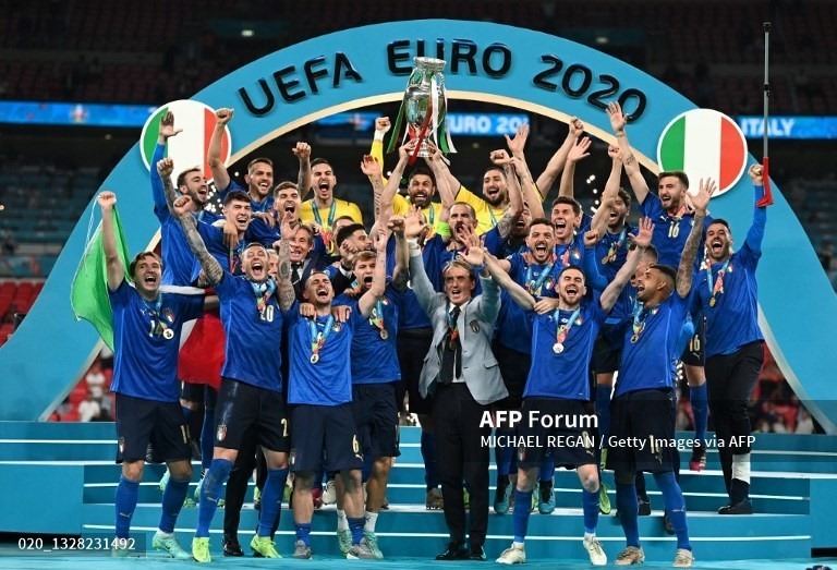 Khoảnh khắc Italia nâng cúp vô địch EURO 2020. Ảnh: AFP