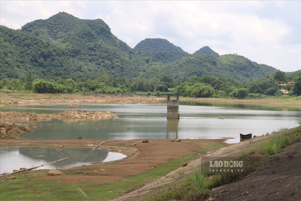 Theo ông Đinh Ngọc Khánh (trưởng thôn khu tái định cư Mai Sơn) thì nhà máy nước lấy nước từ hồ gần đó nhưng do nguồn nước hồ cũng cạn trơ đá, không đảm bảo vệ sinh nên người dân không muốn sử dụng.