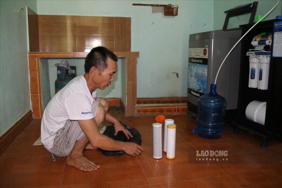 Theo ông Khánh thì từ khi sử dụng nguồn nước giếng khoan, đã có 7 hộ gia đình có người mắc những bệnh về sỏi thận, sỏi mật tại khu này.