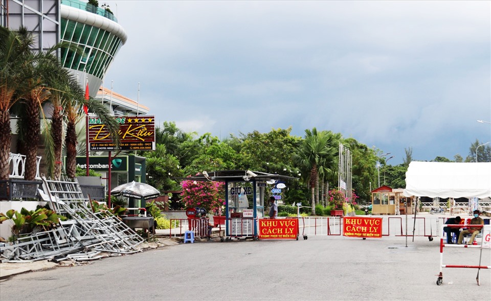 Khách sạn Ninh Kiều Riverside, một trong 4 khu vực bị phong tỏa ở Cần Thơ. Ảnh: TR.L.