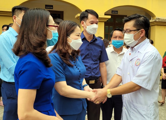 Bà Vũ Thị Hiền Hạnh - Phó Chủ tịch UBND tỉnh Yên Bái bắt tay dặn dò các y bác sỹ của tỉnh trước khi lên đường.