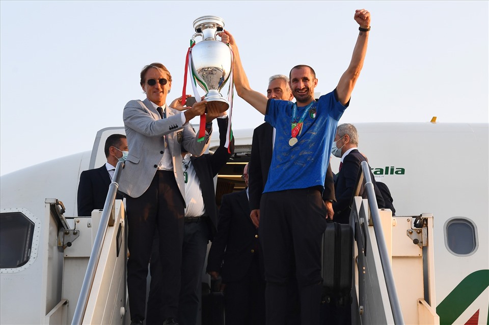 Chiếc cúp vô địch EURO 2020 đã được thầy trò huấn luyện viên Mancini mang về Italia. Ảnh: EURO 2020