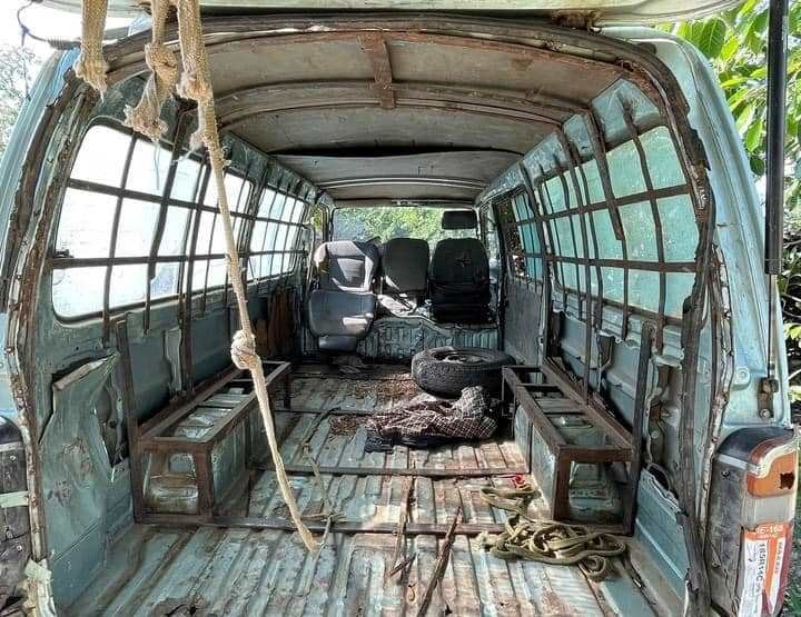 Chiếc xe đã cũ nát, được tháo hết băng ghế thường dùng để chở gỗ. Ảnh CA