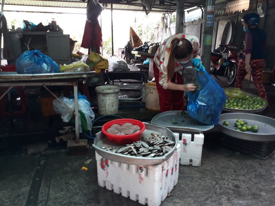 Tiểu thương tại các chợ truyền thống ở quận Binh Thủy, TP.Cần Thơ thu dọn đồ đạc vào trưa ngày 13.7. Ảnh: TR.L.